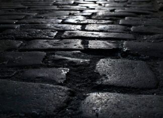 Jak przygotować podłoże pod namiot?